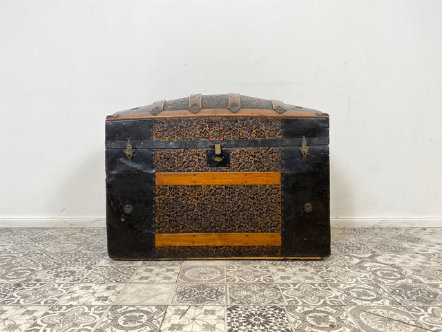 WMK Besonders schöne und gut erhaltene antike Truhe , handgearbeitet, mit kunstvoll geprägtem Eisenbeschlag und Ledergriffen # Eisentruhe Kiste Holzkiste Schatzkiste Piratenkiste Wäschtruhe Vintage