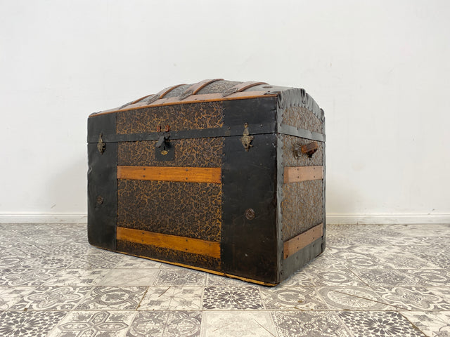 WMK Besonders schöne und gut erhaltene antike Truhe , handgearbeitet, mit kunstvoll geprägtem Eisenbeschlag und Ledergriffen # Eisentruhe Kiste Holzkiste Schatzkiste Piratenkiste Wäschtruhe Vintage