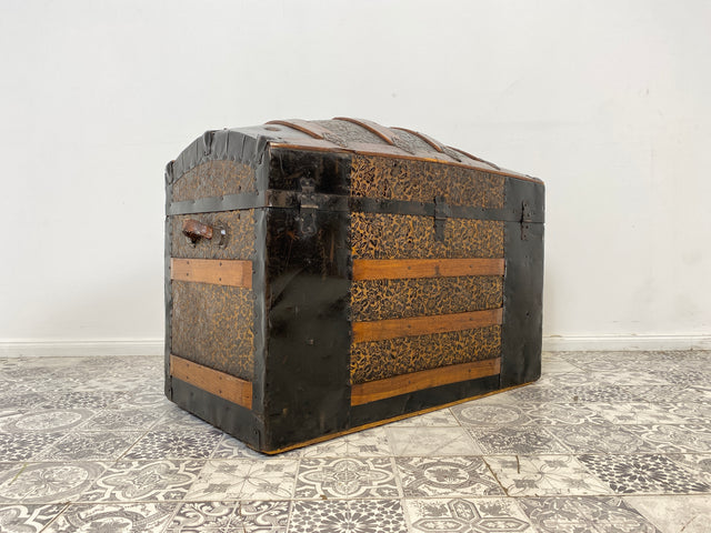 WMK Besonders schöne und gut erhaltene antike Truhe , handgearbeitet, mit kunstvoll geprägtem Eisenbeschlag und Ledergriffen # Eisentruhe Kiste Holzkiste Schatzkiste Piratenkiste Wäschtruhe Vintage