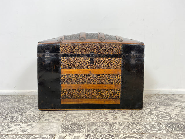 WMK Besonders schöne und gut erhaltene antike Truhe , handgearbeitet, mit kunstvoll geprägtem Eisenbeschlag und Ledergriffen # Eisentruhe Kiste Holzkiste Schatzkiste Piratenkiste Wäschtruhe Vintage