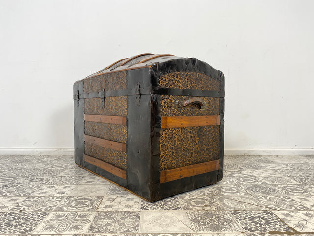 WMK Besonders schöne und gut erhaltene antike Truhe , handgearbeitet, mit kunstvoll geprägtem Eisenbeschlag und Ledergriffen # Eisentruhe Kiste Holzkiste Schatzkiste Piratenkiste Wäschtruhe Vintage