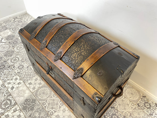 WMK Besonders schöne und gut erhaltene antike Truhe , handgearbeitet, mit kunstvoll geprägtem Eisenbeschlag und Ledergriffen # Eisentruhe Kiste Holzkiste Schatzkiste Piratenkiste Wäschtruhe Vintage