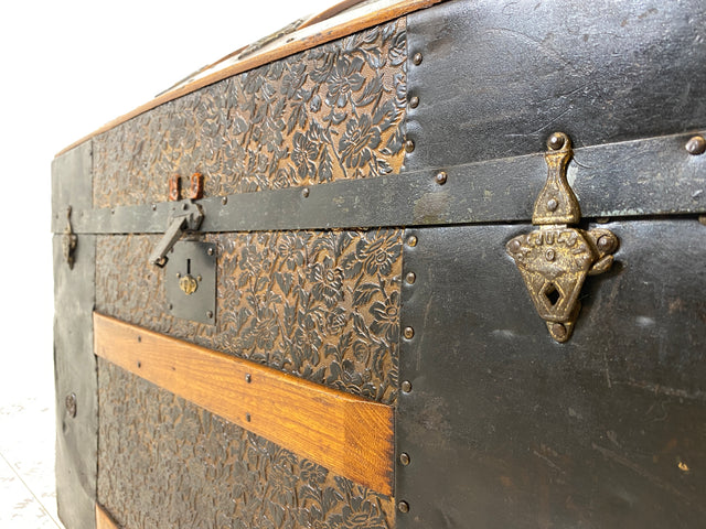 WMK Besonders schöne und gut erhaltene antike Truhe , handgearbeitet, mit kunstvoll geprägtem Eisenbeschlag und Ledergriffen # Eisentruhe Kiste Holzkiste Schatzkiste Piratenkiste Wäschtruhe Vintage
