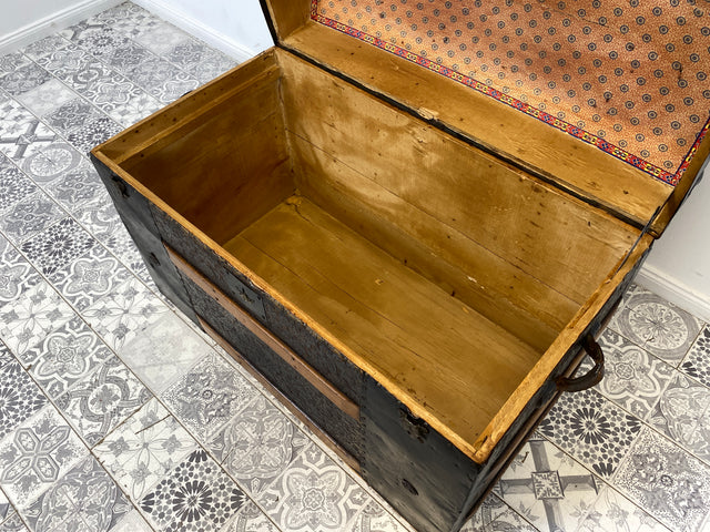 WMK Besonders schöne und gut erhaltene antike Truhe , handgearbeitet, mit kunstvoll geprägtem Eisenbeschlag und Ledergriffen # Eisentruhe Kiste Holzkiste Schatzkiste Piratenkiste Wäschtruhe Vintage