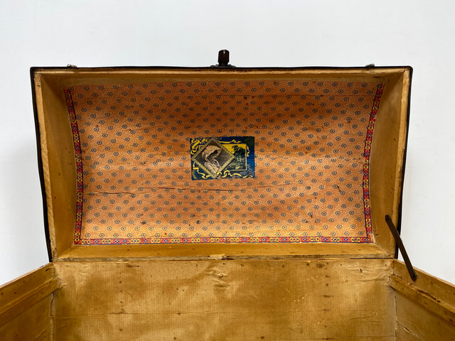 WMK Besonders schöne und gut erhaltene antike Truhe , handgearbeitet, mit kunstvoll geprägtem Eisenbeschlag und Ledergriffen # Eisentruhe Kiste Holzkiste Schatzkiste Piratenkiste Wäschtruhe Vintage