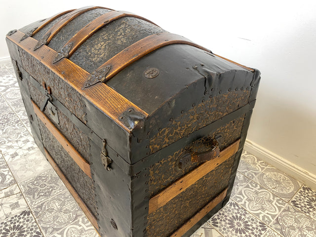 WMK Besonders schöne und gut erhaltene antike Truhe , handgearbeitet, mit kunstvoll geprägtem Eisenbeschlag und Ledergriffen # Eisentruhe Kiste Holzkiste Schatzkiste Piratenkiste Wäschtruhe Vintage