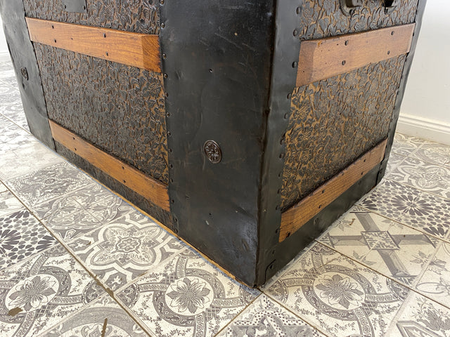 WMK Besonders schöne und gut erhaltene antike Truhe , handgearbeitet, mit kunstvoll geprägtem Eisenbeschlag und Ledergriffen # Eisentruhe Kiste Holzkiste Schatzkiste Piratenkiste Wäschtruhe Vintage