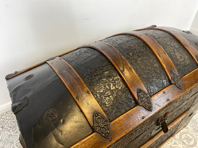 WMK Besonders schöne und gut erhaltene antike Truhe , handgearbeitet, mit kunstvoll geprägtem Eisenbeschlag und Ledergriffen # Eisentruhe Kiste Holzkiste Schatzkiste Piratenkiste Wäschtruhe Vintage