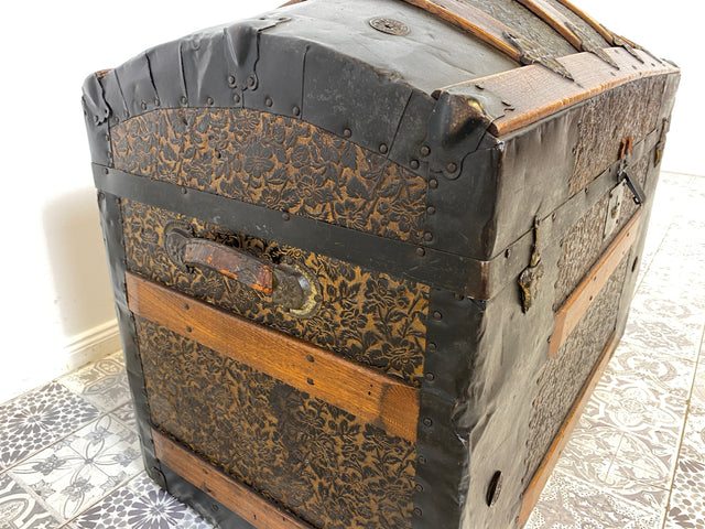 WMK Besonders schöne und gut erhaltene antike Truhe , handgearbeitet, mit kunstvoll geprägtem Eisenbeschlag und Ledergriffen # Eisentruhe Kiste Holzkiste Schatzkiste Piratenkiste Wäschtruhe Vintage