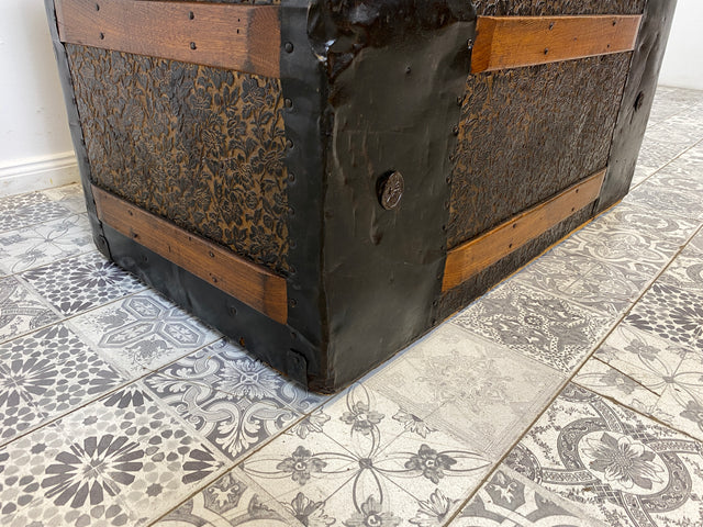 WMK Besonders schöne und gut erhaltene antike Truhe , handgearbeitet, mit kunstvoll geprägtem Eisenbeschlag und Ledergriffen # Eisentruhe Kiste Holzkiste Schatzkiste Piratenkiste Wäschtruhe Vintage