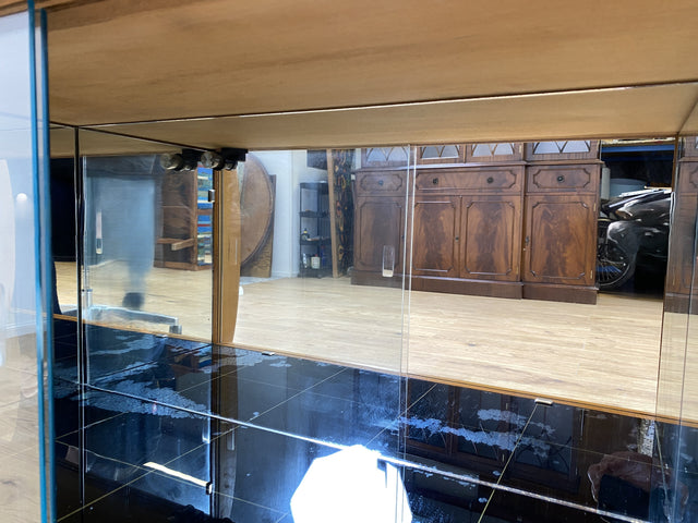 WMK Formschöne kleine Mid-Century Barkommode innen verspiegelt, mit zeittypischen konischen Füßen und Glasschiebetüren # Bar Barschrank Mini-Bar Hausbar Kommode Vitrine Rockabilly Vintage 50er 60er