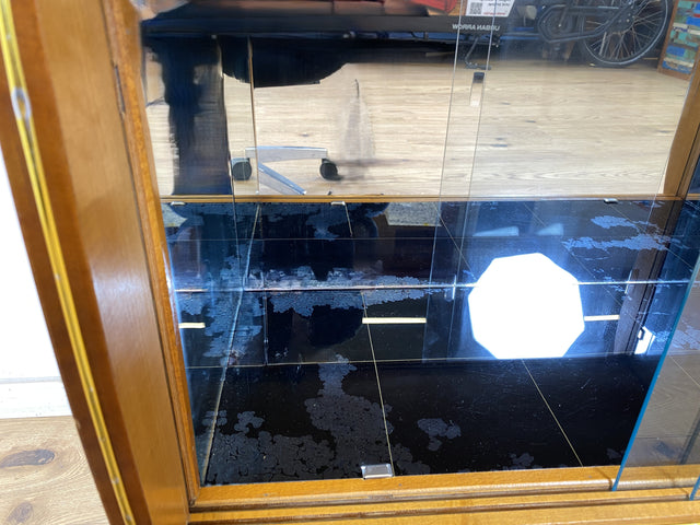 WMK Formschöne kleine Mid-Century Barkommode innen verspiegelt, mit zeittypischen konischen Füßen und Glasschiebetüren # Bar Barschrank Mini-Bar Hausbar Kommode Vitrine Rockabilly Vintage 50er 60er
