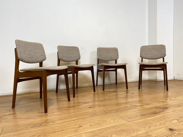 WMK I Set aus 4 hochwertigen skandinavischen Mid-Century Esszimmerstühlen mit naturbeigem Originalbezug & Walnuss Rahmen I Stühle Küchenstühle Dining Chairs Holz Polster Vintage Berlin Bochum Dresden