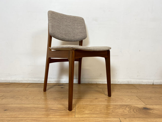 WMK I Set aus 4 hochwertigen skandinavischen Mid-Century Esszimmerstühlen mit naturbeigem Originalbezug & Walnuss Rahmen I Stühle Küchenstühle Dining Chairs Holz Polster Vintage Berlin Bochum Dresden