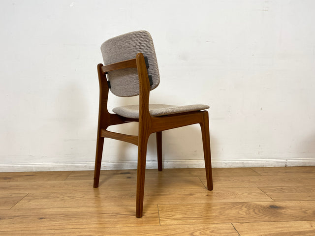 WMK I Set aus 4 hochwertigen skandinavischen Mid-Century Esszimmerstühlen mit naturbeigem Originalbezug & Walnuss Rahmen I Stühle Küchenstühle Dining Chairs Holz Polster Vintage Berlin Bochum Dresden