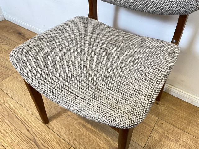 WMK I Set aus 4 hochwertigen skandinavischen Mid-Century Esszimmerstühlen mit naturbeigem Originalbezug & Walnuss Rahmen I Stühle Küchenstühle Dining Chairs Holz Polster Vintage Berlin Bochum Dresden