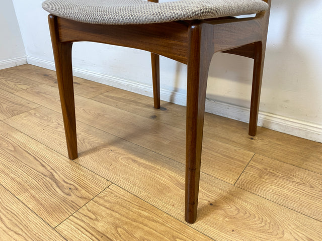 WMK I Set aus 4 hochwertigen skandinavischen Mid-Century Esszimmerstühlen mit naturbeigem Originalbezug & Walnuss Rahmen I Stühle Küchenstühle Dining Chairs Holz Polster Vintage Berlin Bochum Dresden