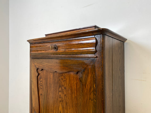 WMK I Charaktervoller dänischer antiker Schrank aus massiver Eiche mit Schubladen I Hochschrank Highboard Geschirr Dielen Wäsche Kleider Bauern Historismus Biedermeier Vintage Berlin Bayern Düsseldorf