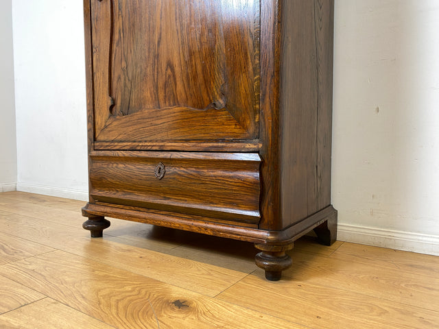 WMK I Charaktervoller dänischer antiker Schrank aus massiver Eiche mit Schubladen I Hochschrank Highboard Geschirr Dielen Wäsche Kleider Bauern Historismus Biedermeier Vintage Berlin Bayern Düsseldorf