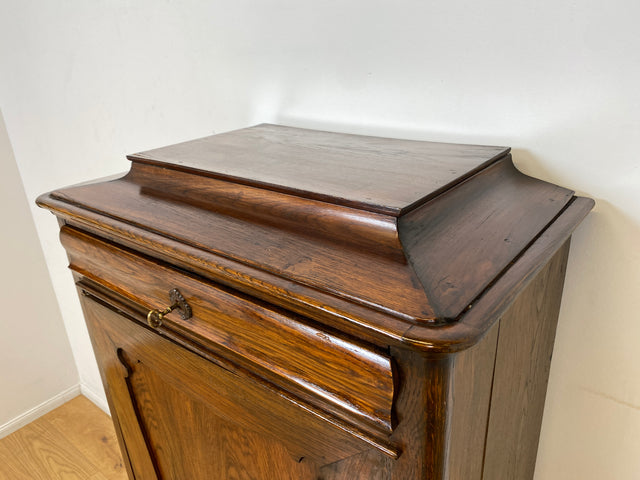 WMK I Charaktervoller dänischer antiker Schrank aus massiver Eiche mit Schubladen I Hochschrank Highboard Geschirr Dielen Wäsche Kleider Bauern Historismus Biedermeier Vintage Berlin Bayern Düsseldorf