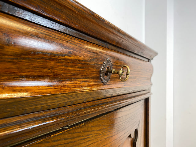 WMK I Charaktervoller dänischer antiker Schrank aus massiver Eiche mit Schubladen I Hochschrank Highboard Geschirr Dielen Wäsche Kleider Bauern Historismus Biedermeier Vintage Berlin Bayern Düsseldorf