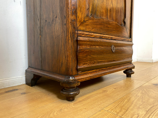 WMK I Charaktervoller dänischer antiker Schrank aus massiver Eiche mit Schubladen I Hochschrank Highboard Geschirr Dielen Wäsche Kleider Bauern Historismus Biedermeier Vintage Berlin Bayern Düsseldorf