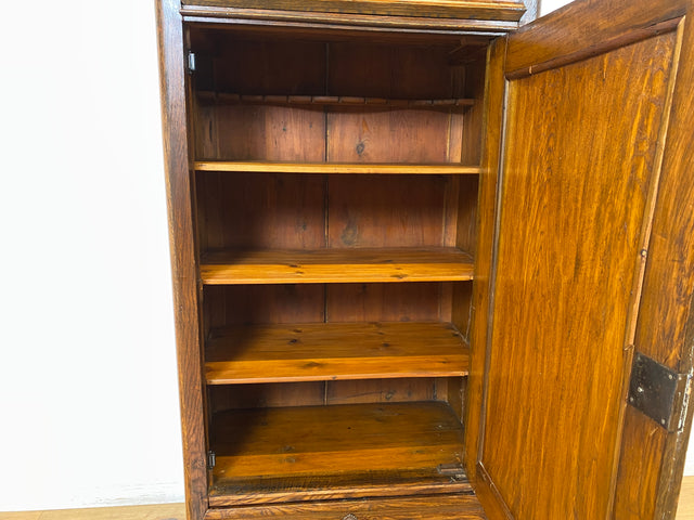 WMK I Charaktervoller dänischer antiker Schrank aus massiver Eiche mit Schubladen I Hochschrank Highboard Geschirr Dielen Wäsche Kleider Bauern Historismus Biedermeier Vintage Berlin Bayern Düsseldorf