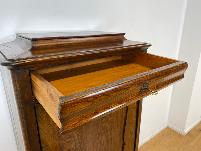 WMK I Charaktervoller dänischer antiker Schrank aus massiver Eiche mit Schubladen I Hochschrank Highboard Geschirr Dielen Wäsche Kleider Bauern Historismus Biedermeier Vintage Berlin Bayern Düsseldorf