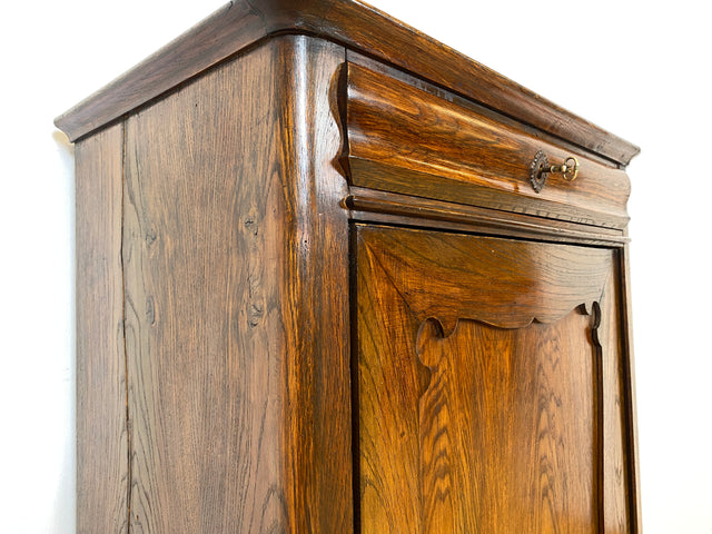 WMK I Charaktervoller dänischer antiker Schrank aus massiver Eiche mit Schubladen I Hochschrank Highboard Geschirr Dielen Wäsche Kleider Bauern Historismus Biedermeier Vintage Berlin Bayern Düsseldorf