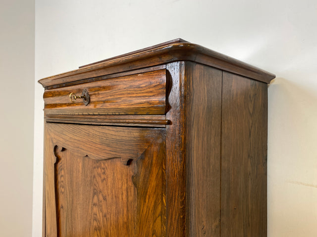 WMK I Charaktervoller dänischer antiker Schrank aus massiver Eiche mit Schubladen I Hochschrank Highboard Geschirr Dielen Wäsche Kleider Bauern Historismus Biedermeier Vintage Berlin Bayern Düsseldorf