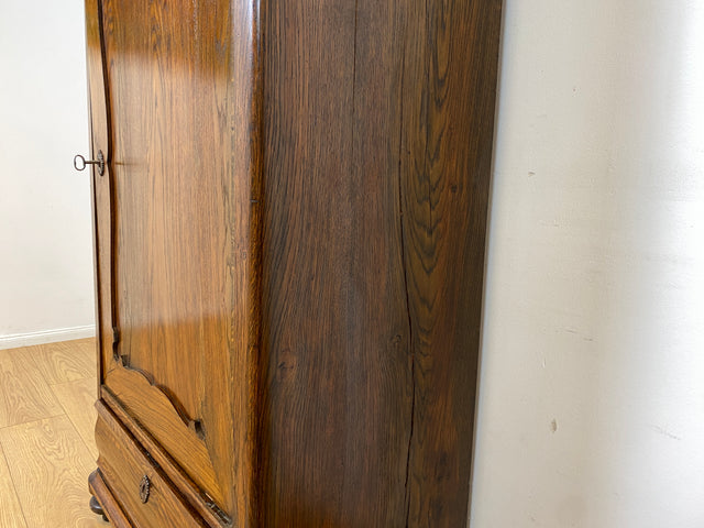 WMK I Charaktervoller dänischer antiker Schrank aus massiver Eiche mit Schubladen I Hochschrank Highboard Geschirr Dielen Wäsche Kleider Bauern Historismus Biedermeier Vintage Berlin Bayern Düsseldorf