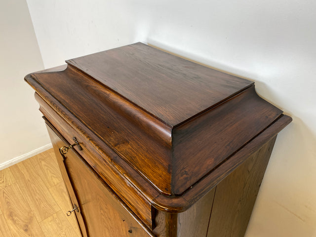 WMK I Charaktervoller dänischer antiker Schrank aus massiver Eiche mit Schubladen I Hochschrank Highboard Geschirr Dielen Wäsche Kleider Bauern Historismus Biedermeier Vintage Berlin Bayern Düsseldorf