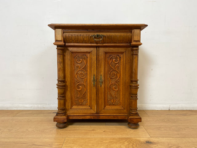WMK I Prunkvolle kleine antike Kommode aus massiver Eiche mit Schublade, Messingbeschlägen und Akanthusmotiven, um 1890 I Schrank Anrichte Flur Wäsche Wickel Gründerzeit Vintage Berlin Dresden München