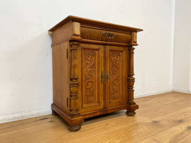 WMK I Prunkvolle kleine antike Kommode aus massiver Eiche mit Schublade, Messingbeschlägen und Akanthusmotiven, um 1890 I Schrank Anrichte Flur Wäsche Wickel Gründerzeit Vintage Berlin Dresden München