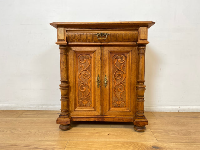 WMK I Prunkvolle kleine antike Kommode aus massiver Eiche mit Schublade, Messingbeschlägen und Akanthusmotiven, um 1890 I Schrank Anrichte Flur Wäsche Wickel Gründerzeit Vintage Berlin Dresden München