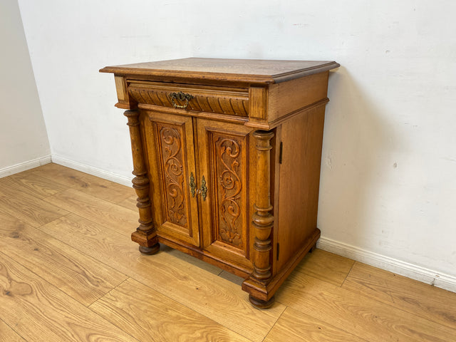 WMK I Prunkvolle kleine antike Kommode aus massiver Eiche mit Schublade, Messingbeschlägen und Akanthusmotiven, um 1890 I Schrank Anrichte Flur Wäsche Wickel Gründerzeit Vintage Berlin Dresden München