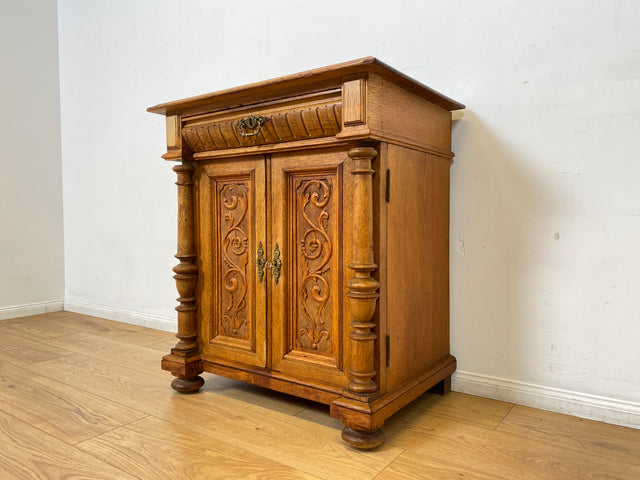 WMK I Prunkvolle kleine antike Kommode aus massiver Eiche mit Schublade, Messingbeschlägen und Akanthusmotiven, um 1890 I Schrank Anrichte Flur Wäsche Wickel Gründerzeit Vintage Berlin Dresden München
