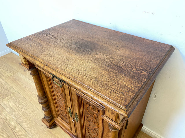 WMK I Prunkvolle kleine antike Kommode aus massiver Eiche mit Schublade, Messingbeschlägen und Akanthusmotiven, um 1890 I Schrank Anrichte Flur Wäsche Wickel Gründerzeit Vintage Berlin Dresden München