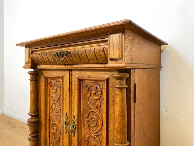 WMK I Prunkvolle kleine antike Kommode aus massiver Eiche mit Schublade, Messingbeschlägen und Akanthusmotiven, um 1890 I Schrank Anrichte Flur Wäsche Wickel Gründerzeit Vintage Berlin Dresden München