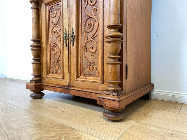 WMK I Prunkvolle kleine antike Kommode aus massiver Eiche mit Schublade, Messingbeschlägen und Akanthusmotiven, um 1890 I Schrank Anrichte Flur Wäsche Wickel Gründerzeit Vintage Berlin Dresden München