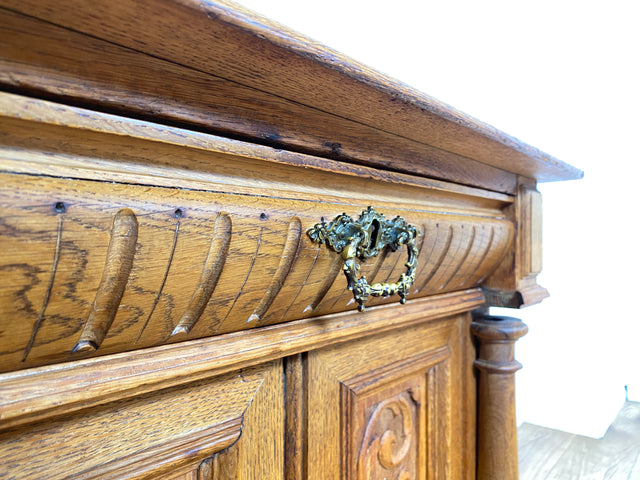 WMK I Prunkvolle kleine antike Kommode aus massiver Eiche mit Schublade, Messingbeschlägen und Akanthusmotiven, um 1890 I Schrank Anrichte Flur Wäsche Wickel Gründerzeit Vintage Berlin Dresden München