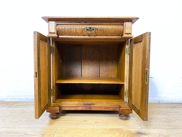 WMK I Prunkvolle kleine antike Kommode aus massiver Eiche mit Schublade, Messingbeschlägen und Akanthusmotiven, um 1890 I Schrank Anrichte Flur Wäsche Wickel Gründerzeit Vintage Berlin Dresden München