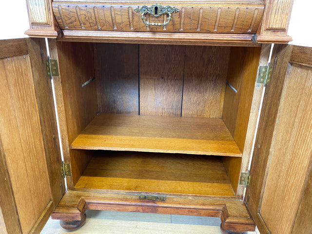 WMK I Prunkvolle kleine antike Kommode aus massiver Eiche mit Schublade, Messingbeschlägen und Akanthusmotiven, um 1890 I Schrank Anrichte Flur Wäsche Wickel Gründerzeit Vintage Berlin Dresden München