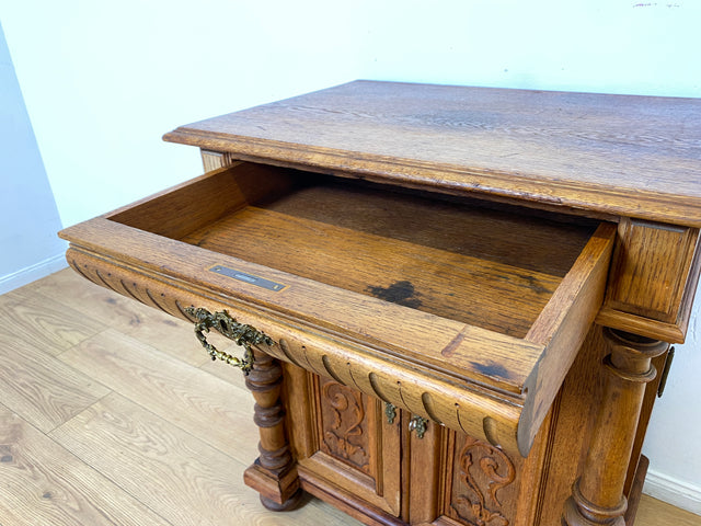 WMK I Prunkvolle kleine antike Kommode aus massiver Eiche mit Schublade, Messingbeschlägen und Akanthusmotiven, um 1890 I Schrank Anrichte Flur Wäsche Wickel Gründerzeit Vintage Berlin Dresden München