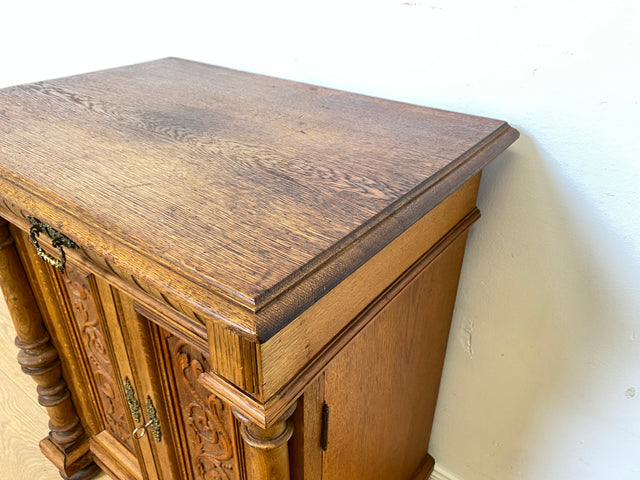 WMK I Prunkvolle kleine antike Kommode aus massiver Eiche mit Schublade, Messingbeschlägen und Akanthusmotiven, um 1890 I Schrank Anrichte Flur Wäsche Wickel Gründerzeit Vintage Berlin Dresden München