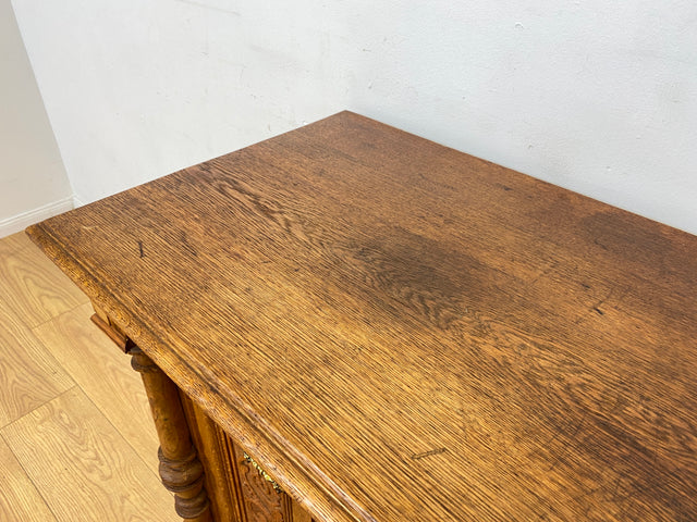 WMK I Prunkvolle kleine antike Kommode aus massiver Eiche mit Schublade, Messingbeschlägen und Akanthusmotiven, um 1890 I Schrank Anrichte Flur Wäsche Wickel Gründerzeit Vintage Berlin Dresden München