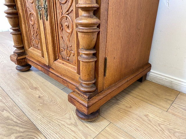 WMK I Prunkvolle kleine antike Kommode aus massiver Eiche mit Schublade, Messingbeschlägen und Akanthusmotiven, um 1890 I Schrank Anrichte Flur Wäsche Wickel Gründerzeit Vintage Berlin Dresden München