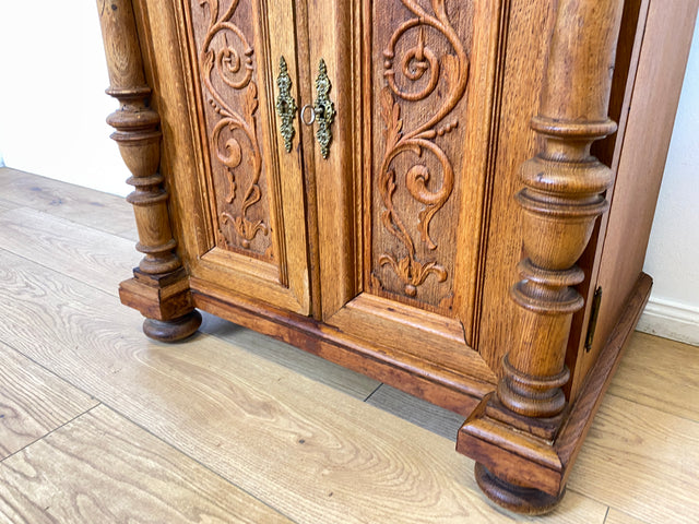 WMK I Prunkvolle kleine antike Kommode aus massiver Eiche mit Schublade, Messingbeschlägen und Akanthusmotiven, um 1890 I Schrank Anrichte Flur Wäsche Wickel Gründerzeit Vintage Berlin Dresden München