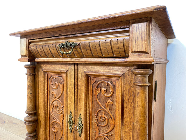 WMK I Prunkvolle kleine antike Kommode aus massiver Eiche mit Schublade, Messingbeschlägen und Akanthusmotiven, um 1890 I Schrank Anrichte Flur Wäsche Wickel Gründerzeit Vintage Berlin Dresden München