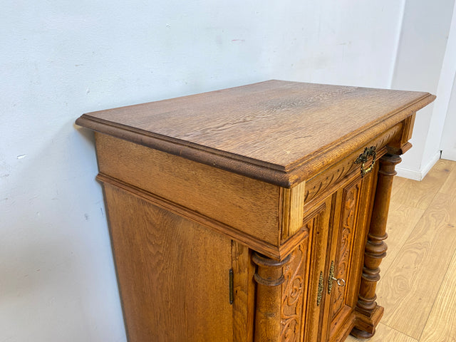 WMK I Prunkvolle kleine antike Kommode aus massiver Eiche mit Schublade, Messingbeschlägen und Akanthusmotiven, um 1890 I Schrank Anrichte Flur Wäsche Wickel Gründerzeit Vintage Berlin Dresden München